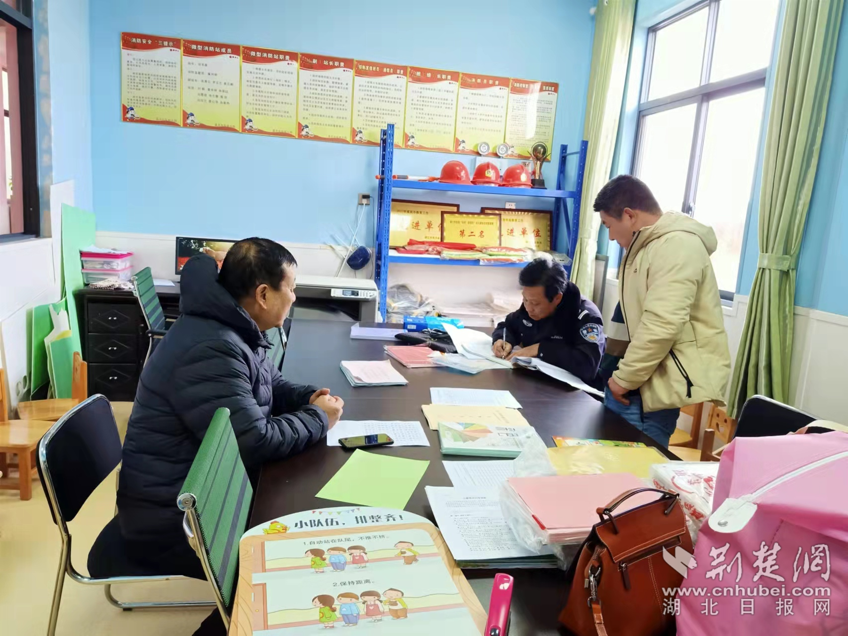 民警深入校園與教職員工座談，深入排查化解各類矛盾糾紛。.png.png