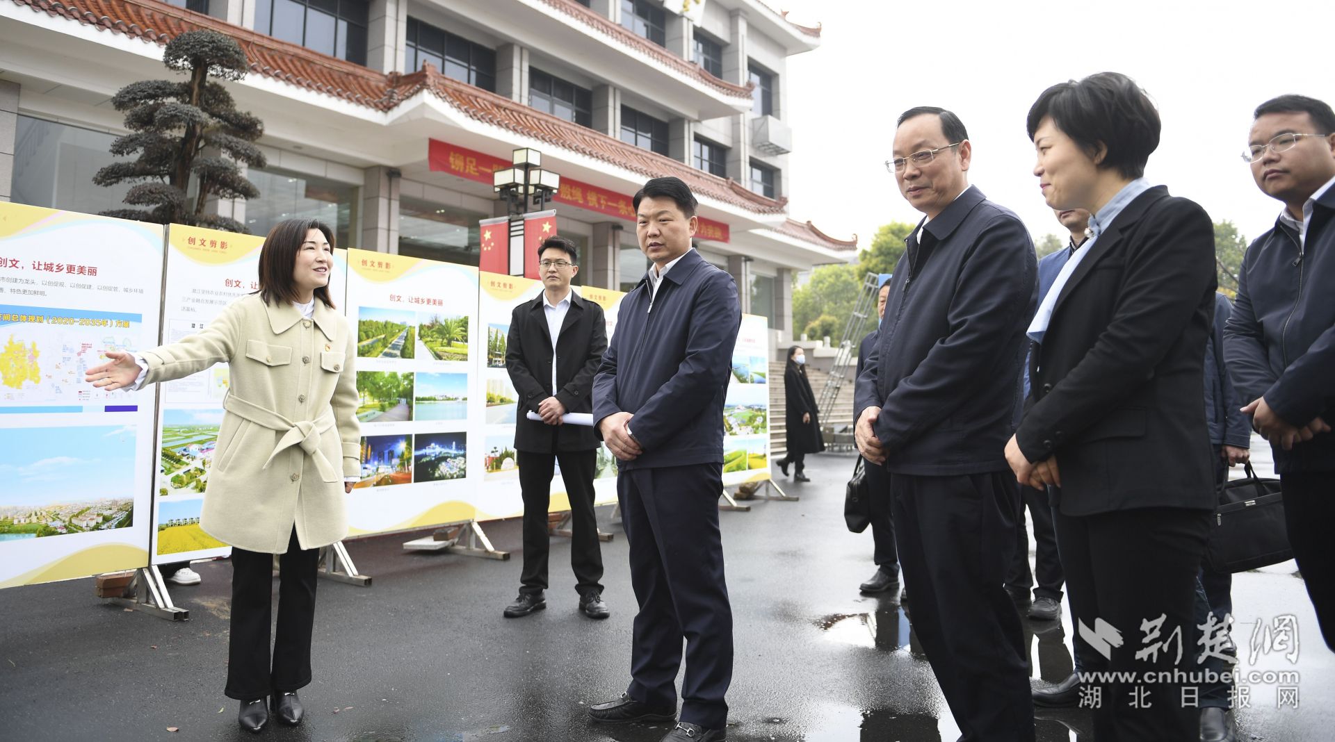 與會(huì)人員參觀潛江市全國(guó)文明城市創(chuàng)建工作成效展示。.jpg.jpg