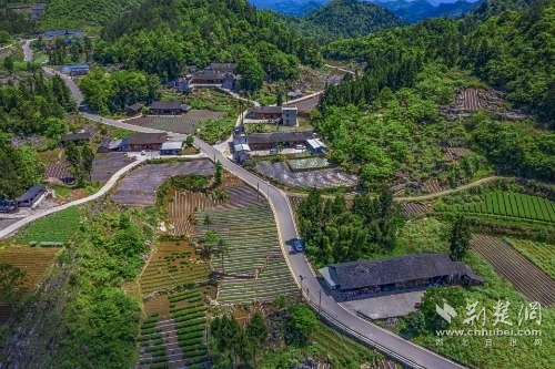 宣恩縣椒園集鎮(zhèn)至鑼圈巖段公路，全長(zhǎng)8公里，途經(jīng)椒園村、涼風(fēng)村、鑼圈巖村，該公路建成既有效帶動(dòng)沿線煙葉等產(chǎn)業(yè)發(fā)展，又是曜天眼景區(qū)的