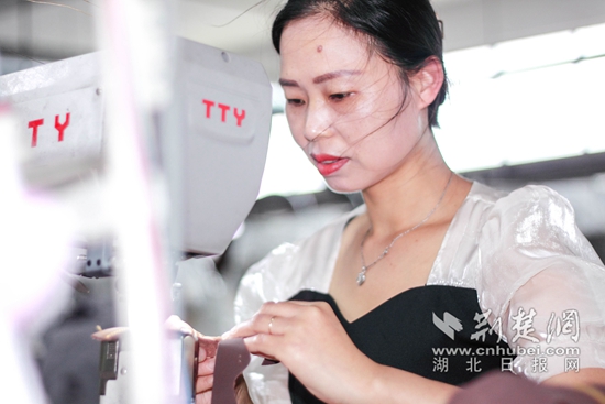 圖為湖北浙聯(lián)鞋服公司制鞋車(chē)工袁粉章正在進(jìn)行制鞋雙針工序.jpg