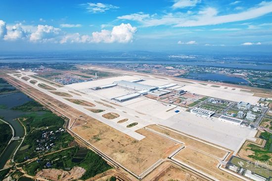 濱江擁湖的鄂州機場-牛暢，拍攝于2022年6月初，主題：鄂州花湖機場地理優(yōu)勢優(yōu)越，周邊生態(tài)環(huán)境良好，通過花馬湖水系綜合治理使得機