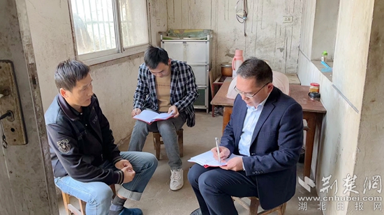 楊葉鎮(zhèn)黨委書(shū)記張明村（右一）入戶(hù)察民情.jpg