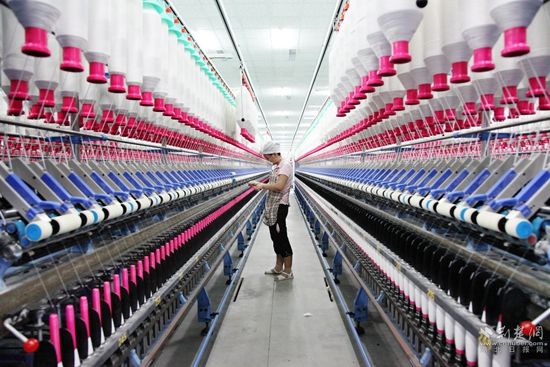 在湖北百絲祥紡織有限公司生產(chǎn)車間，工人正在生產(chǎn)線上作業(yè).jpg.jpg