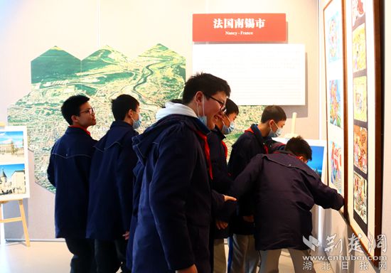 6 受邀學生代表現(xiàn)場觀展.jpg