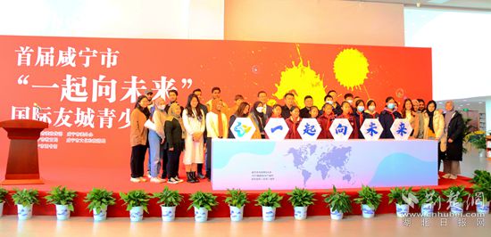 4 啟動后領(lǐng)導與學生代表合影(備選).jpg