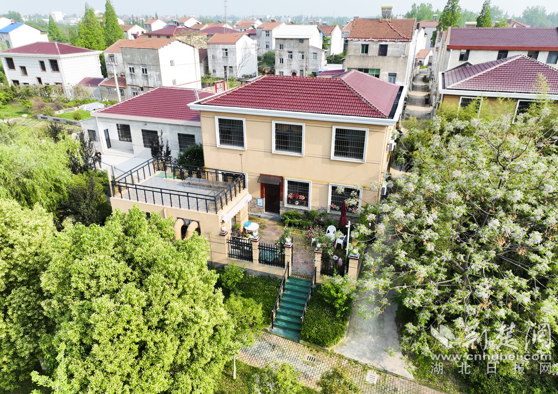 西王村村民王偉因地制宜，把房前屋后改造成別致小院，還開起了農(nóng)家樂。1.jpg.jpg