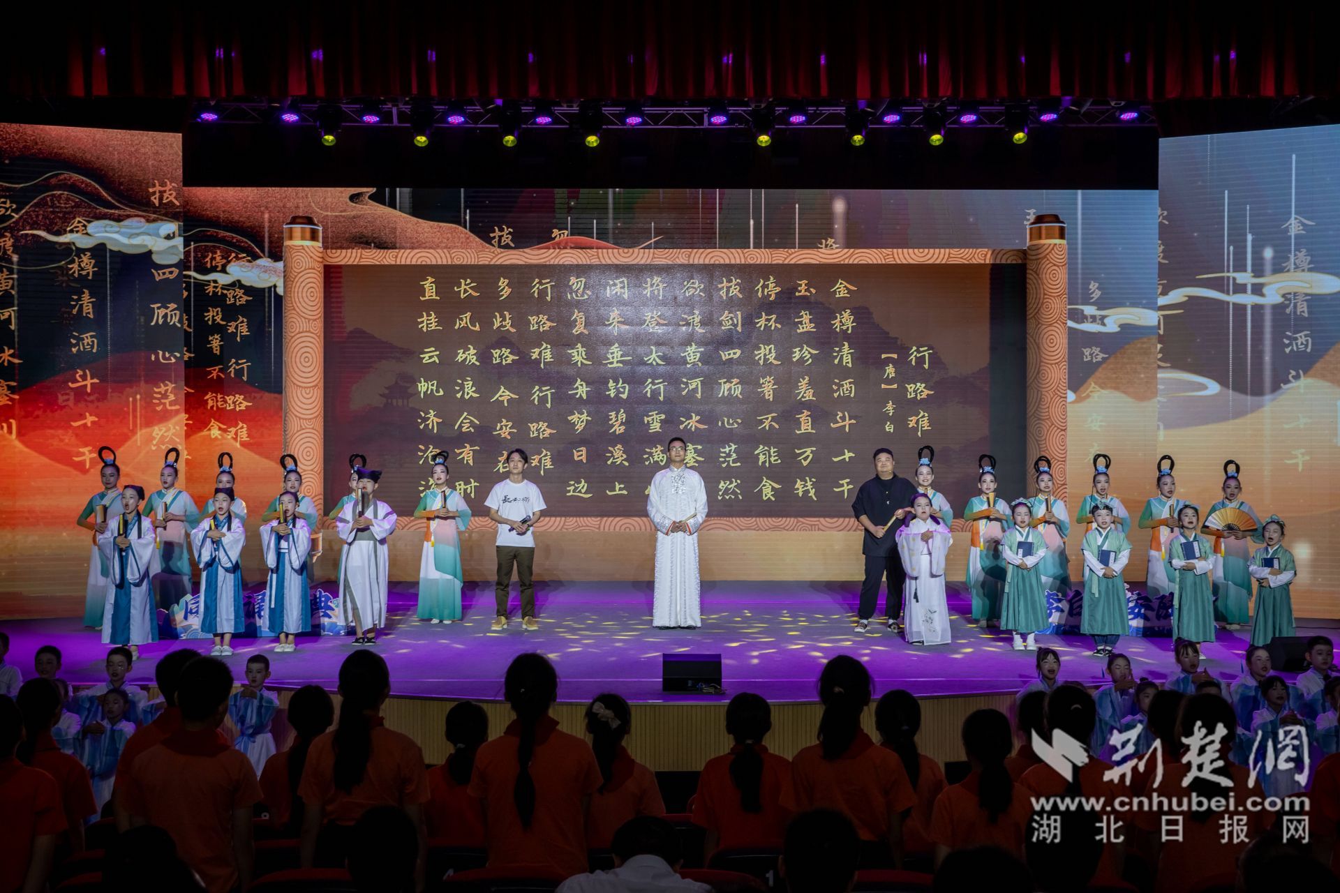 活動最后凌振赫、沈嘉柯、余維剛與學(xué)生們一齊誦讀行路難_副本.jpg.jpg