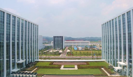 鄂州花湖機(jī)場(chǎng)貨運(yùn)站。記者 胡小軍 攝.jpeg