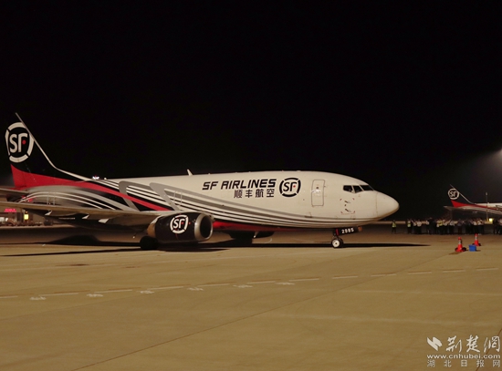 順豐B737-300駛向停機(jī)位。金康 攝.jpg