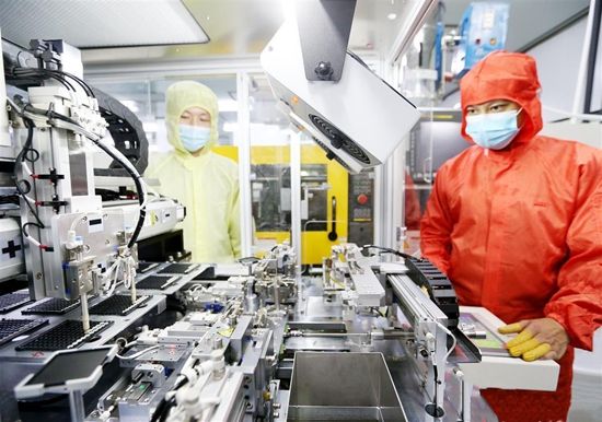 湖北云泰時代光學儀器有限公司(黃梅)員工在智能無塵凈化車間生產(chǎn)高清鏡頭_副本.jpg.jpg