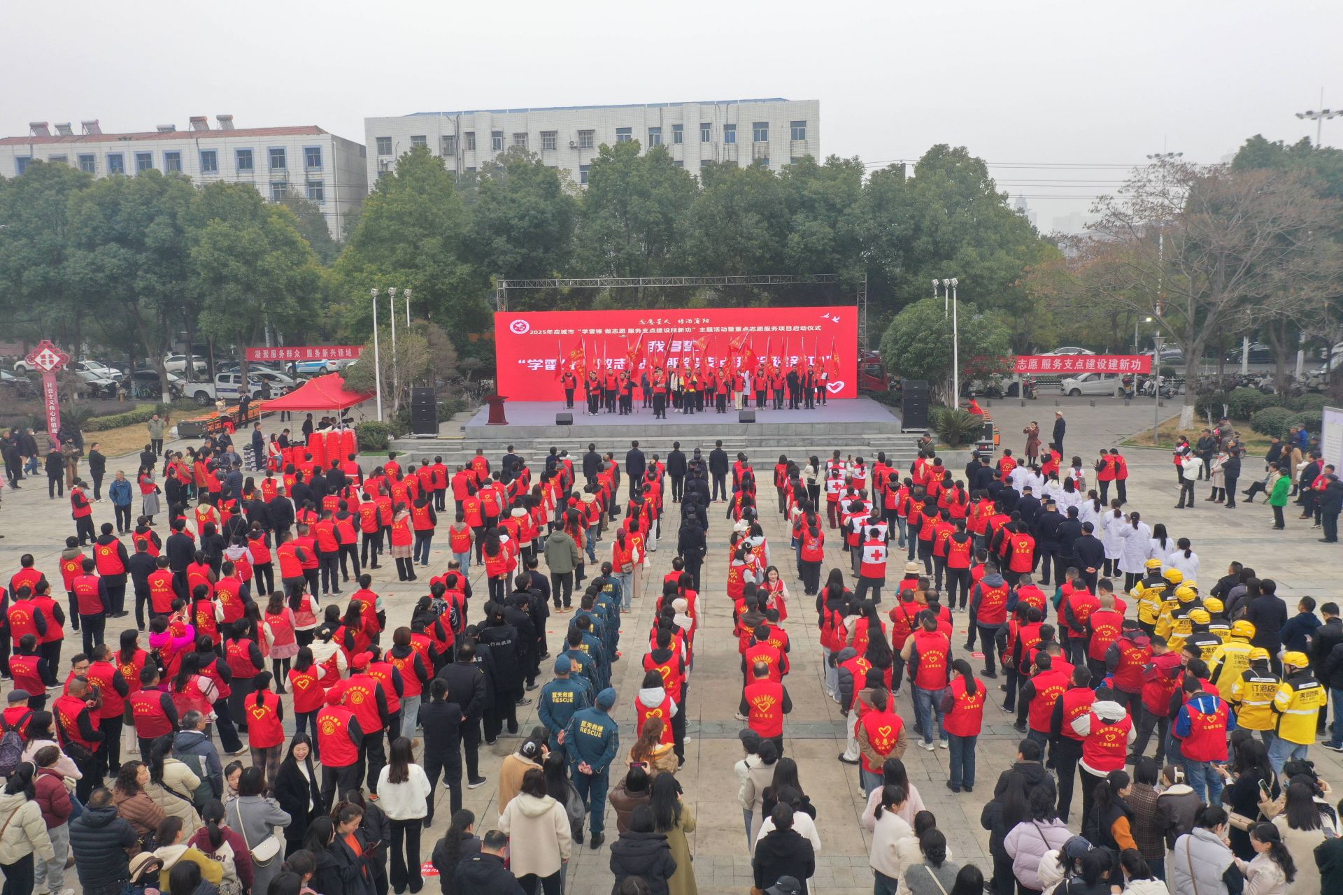 活動(dòng)現(xiàn)場(chǎng)，還舉行了新就業(yè)志愿服務(wù)隊(duì)授旗儀式  孫縉攝.jpg.jpg