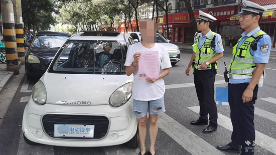 圖1：對情節(jié)輕微的車主，通過寫承諾書方式開展勸誡引導.jpg