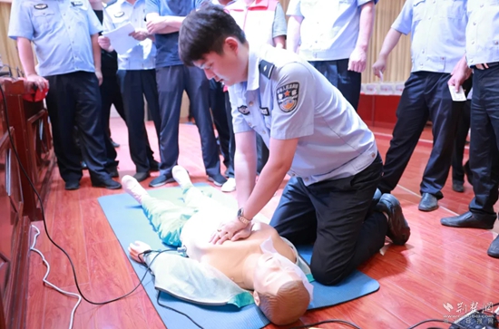 7月17日，嘉魚縣公安局治安大隊(duì)會(huì)同縣紅十字會(huì)組織開展一線民輔警防溺水急救技能專項(xiàng)培訓(xùn).jpg
